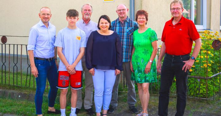 Von links nach rechts: Stefan Sternberg, Maik Howe, Jörg Moritz, Stefanie Drese, Rainer Killer, Carola Killer, Matthias Eberhardt vor dem Archiv in Wittenförden