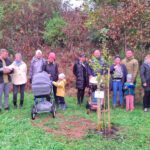 sechs Familien am Birnenbaum nach der Pflanzung