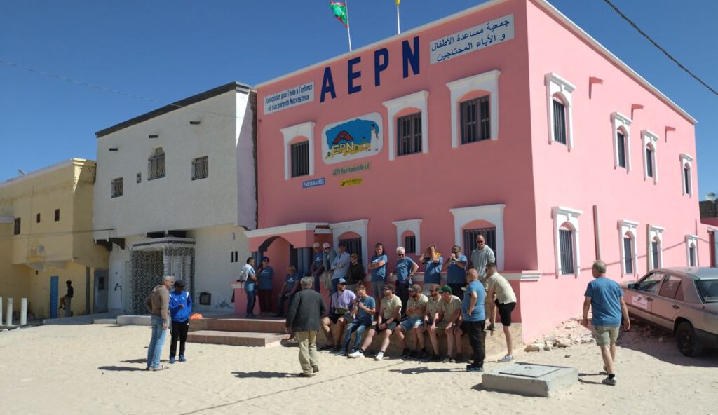 Besuch eines Kinderheims in Mauretanien anlässlich einer Benefiz-Rallye